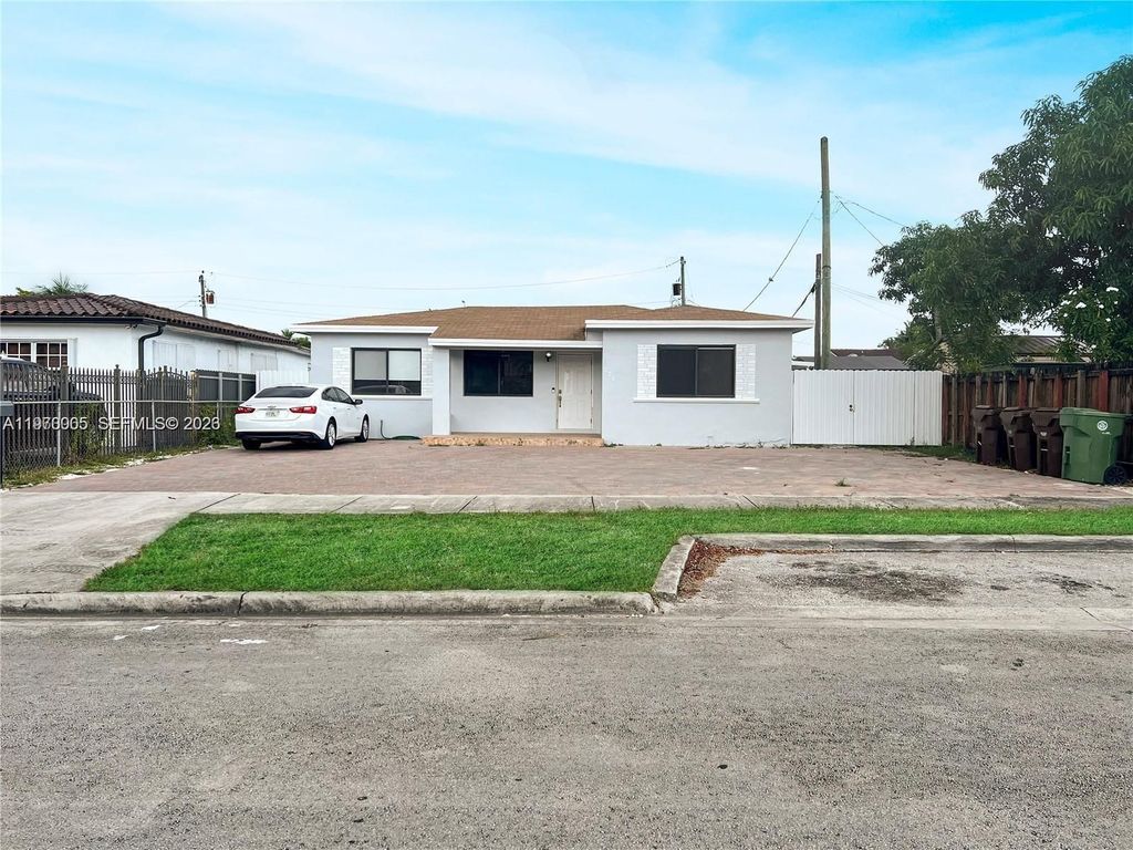 Maison de luxe à vendre à Hialeah, 624 125 €, Photo 1