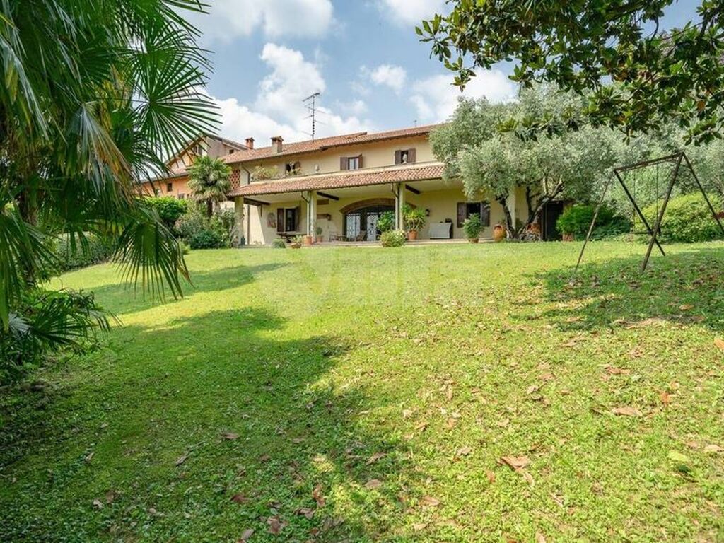 Luxury House for sale in Oggiono, 820 000 €, Photo 1