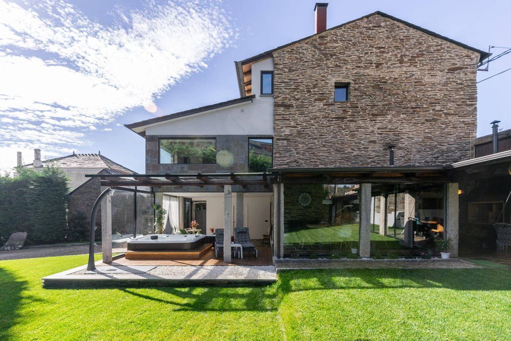 Luxury House for sale in Lugo, 599 900 €, Photo 1