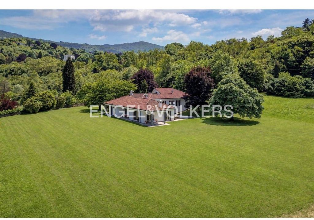 Luxury House for sale in Oggiono, 1 690 000 €, Photo 1