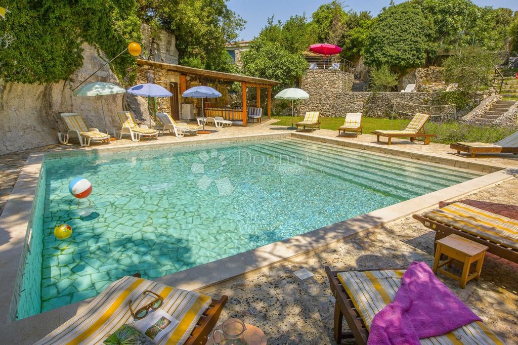 Luxury House for sale in Pula, 850 000 €, Photo 1
