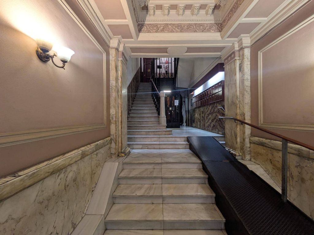 Luxury Apartment for sale in Barcelona, 795 000 €, Photo 3
