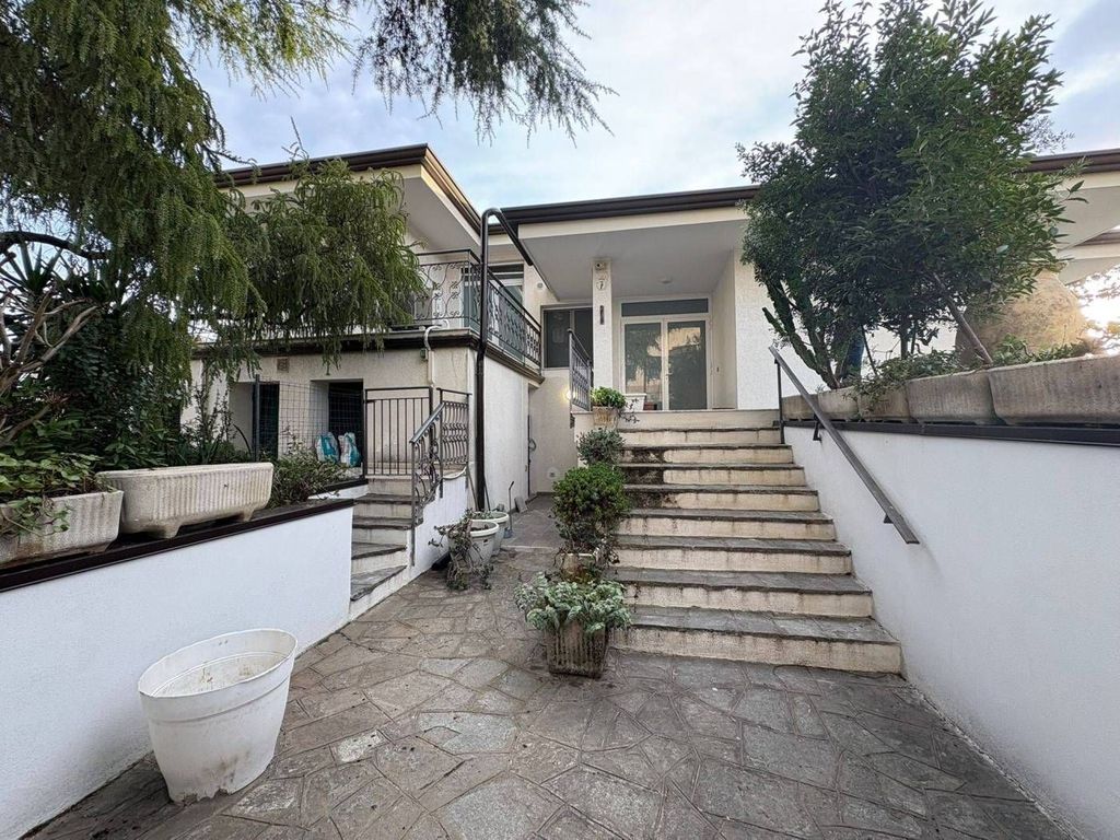Luxury House for sale in Vallecrosia, 799 000 €, Photo 1