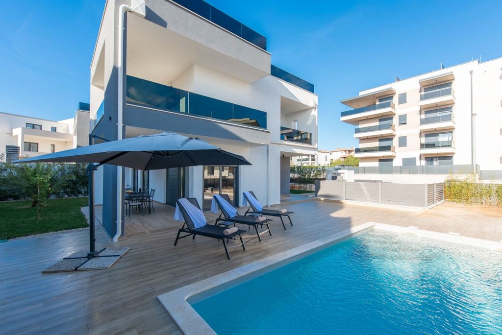 Maison de luxe à vendre à Porec, 969 000 €, Photo 1