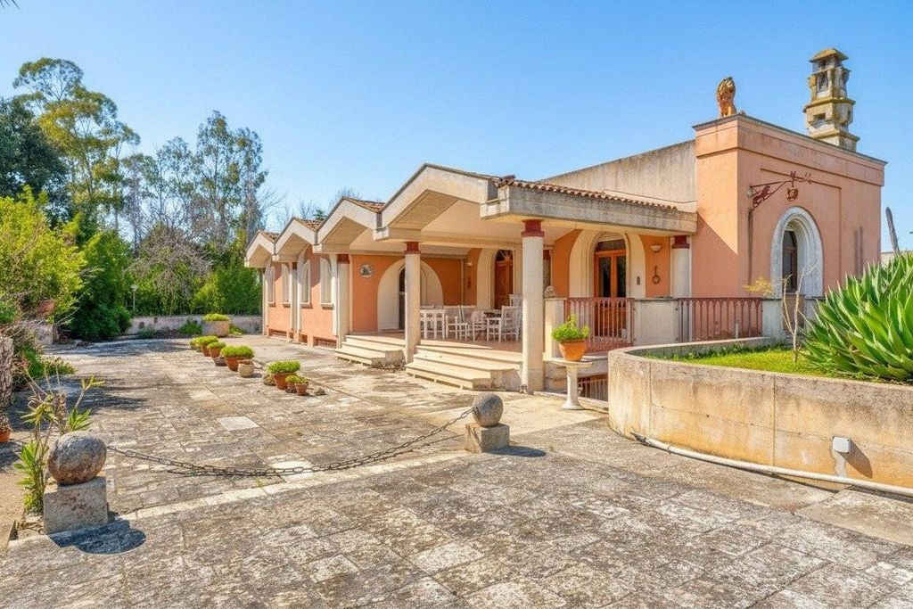 Luxury House for sale in Brindisi, 700 000 €, Photo 1
