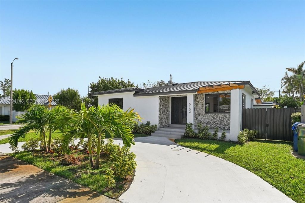 Luxury House for sale in Miami, 932 526 €, Photo 1