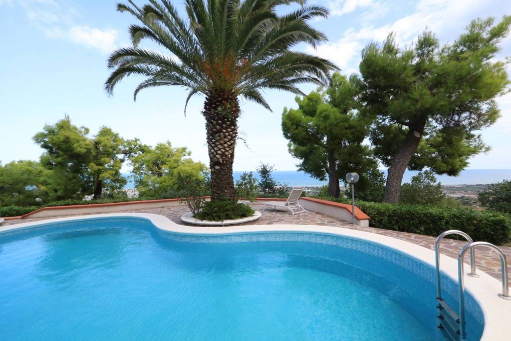 Luxury House for sale in Colonnella, 700 000 €, Photo 1