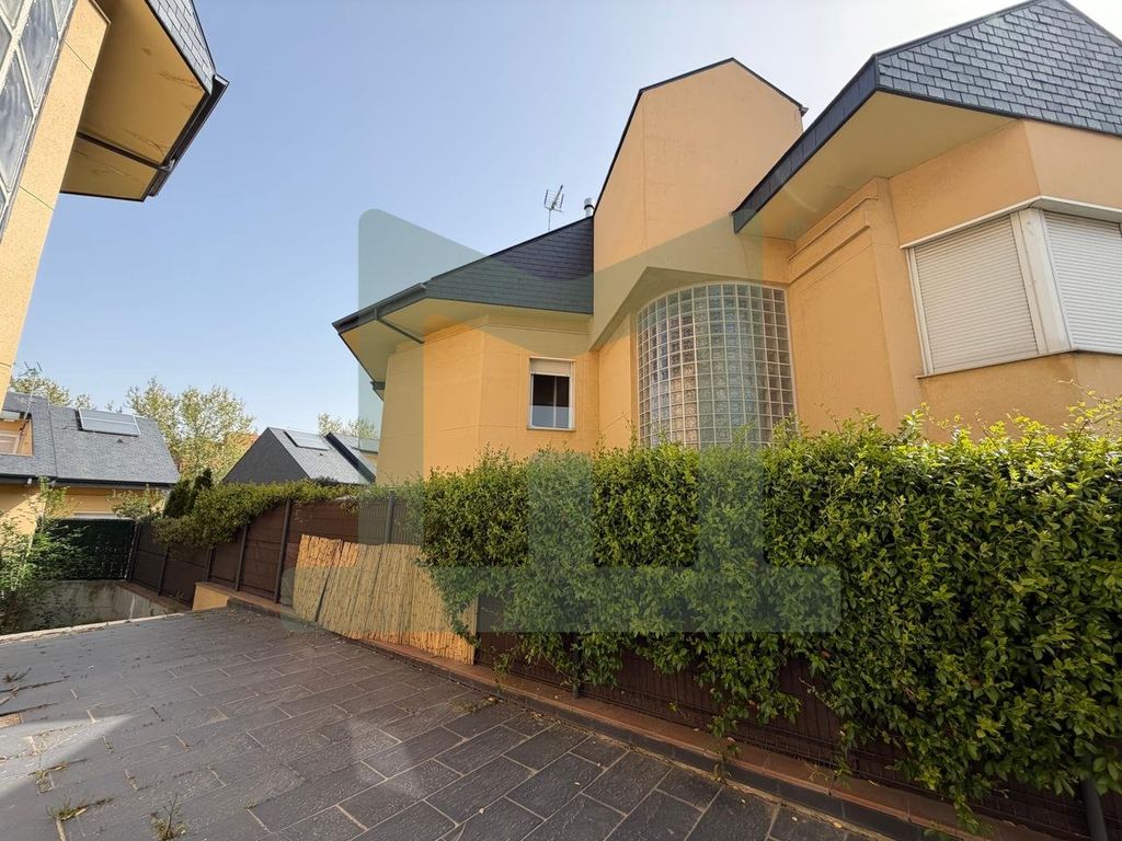 Luxury House for sale in Madrid, 1 045 000 €, Photo 2