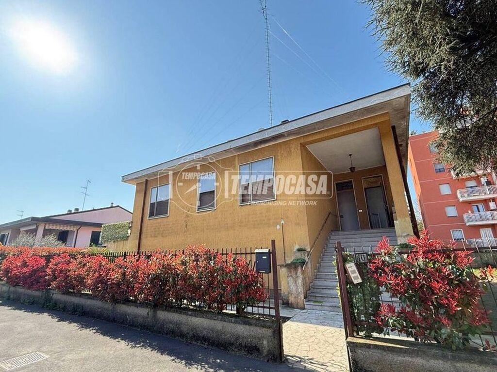 Luxury House for sale in Rozzano, 630 000 €, Photo 1
