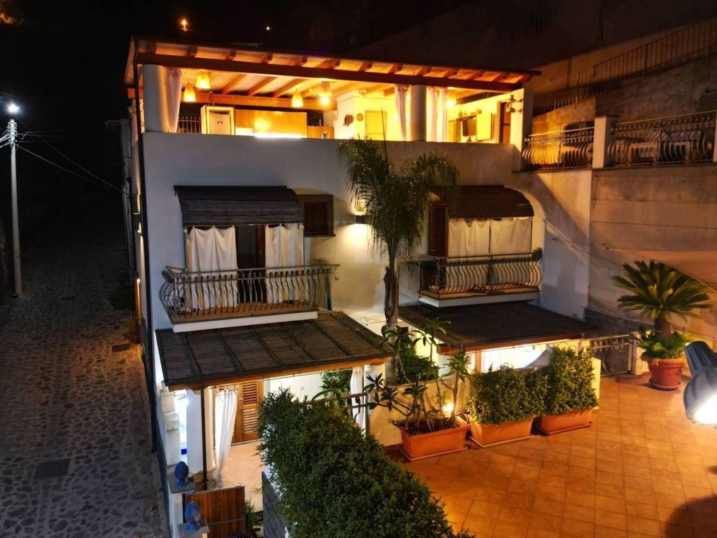 Luxury House for sale in Lipari, 1 400 000 €, Photo 1