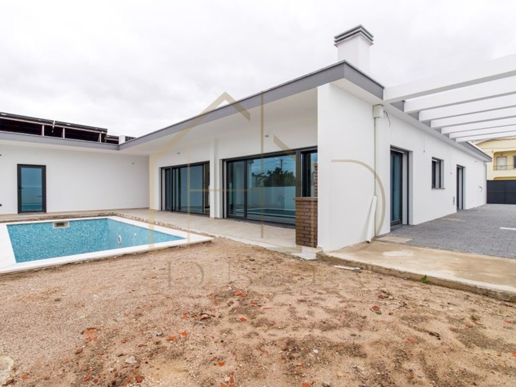 Luxury House for sale in Seixal, 644 000 €, Photo 1