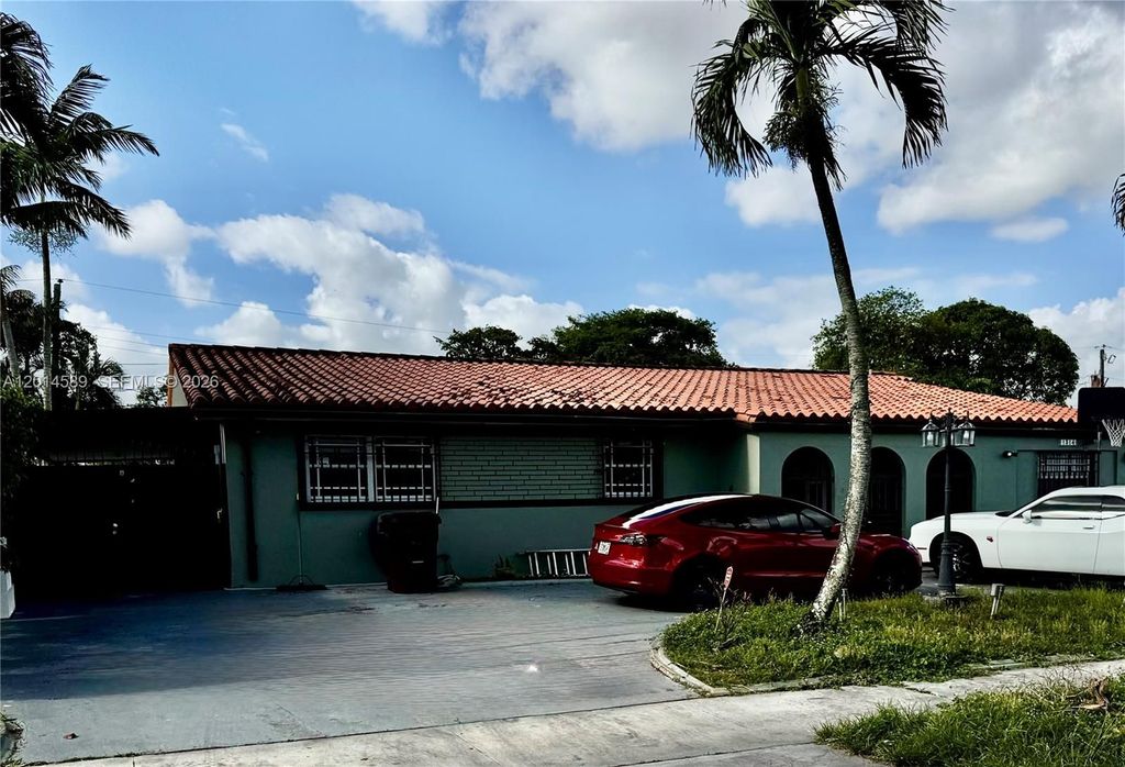 Maison de luxe à vendre à Hialeah, 683 887 €, Photo 1