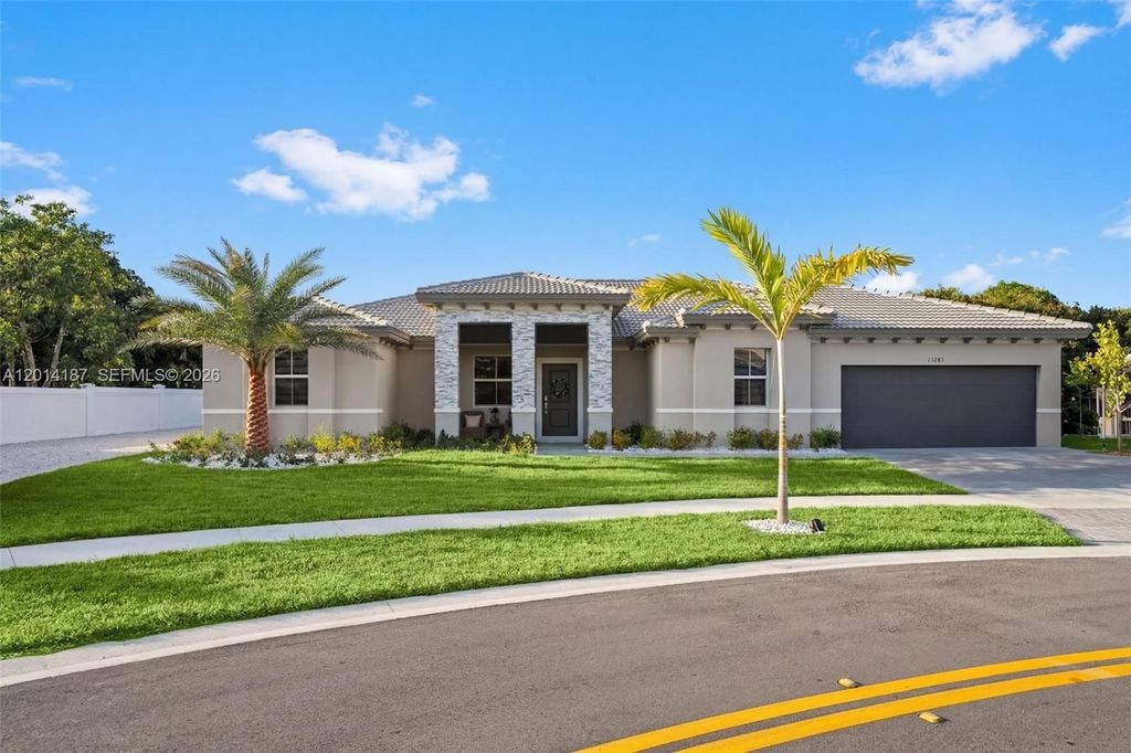 Luxury House for sale in Miami, 846 416 €, Photo 1