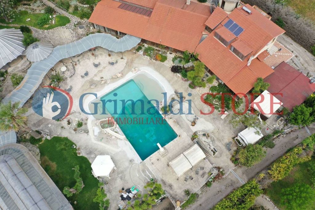 Luxury House for sale in Lizzanello, 1 500 000 €, Photo 1
