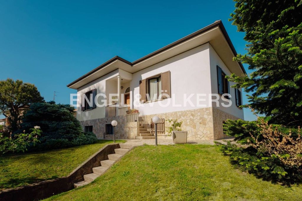 Luxury House for sale in Carnago, 480 000 €, Photo 1
