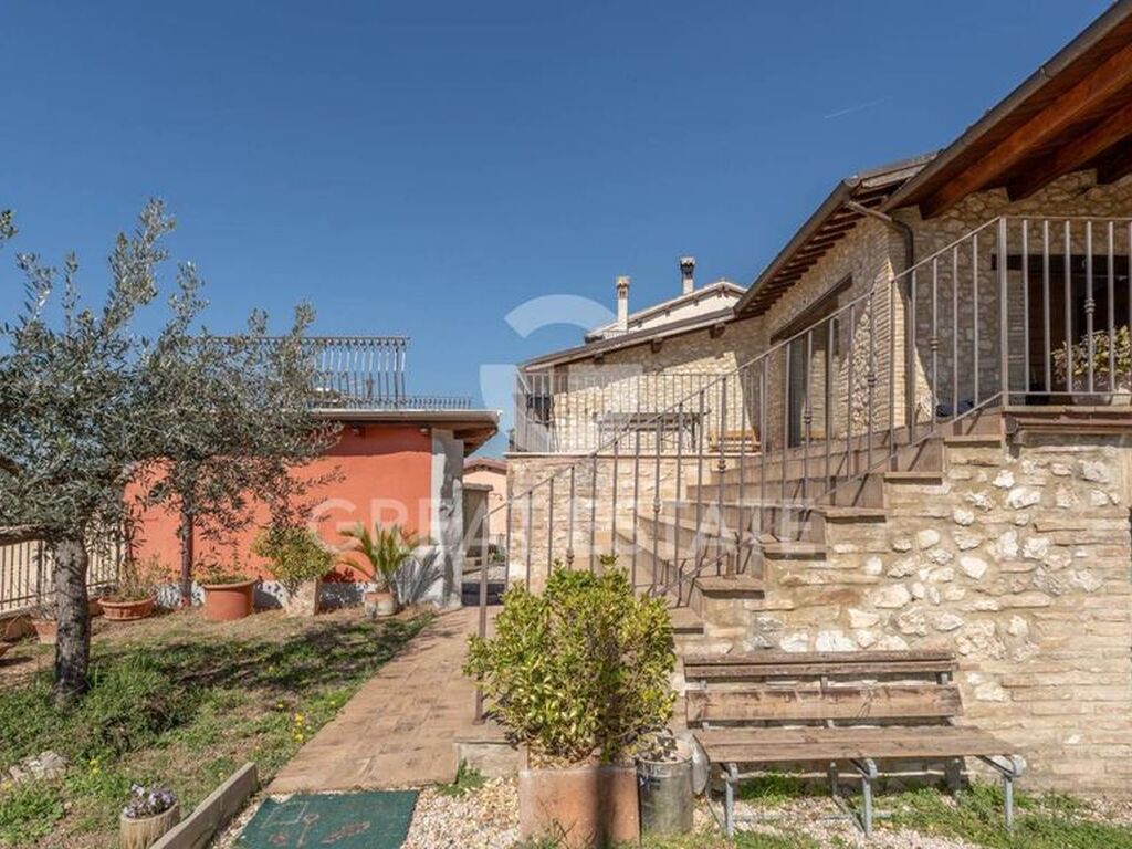 Luxury House for sale in Trevi, 560 000 €, Photo 1