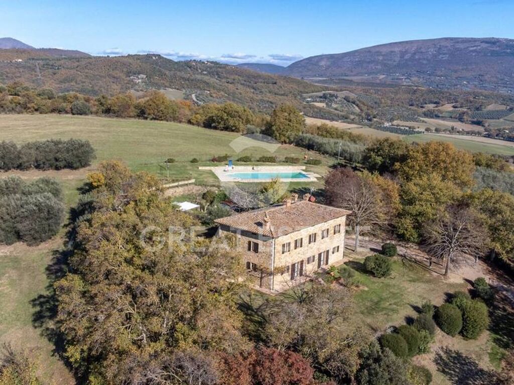 Luxury House for sale in Perugia, 740 000 €, Photo 1