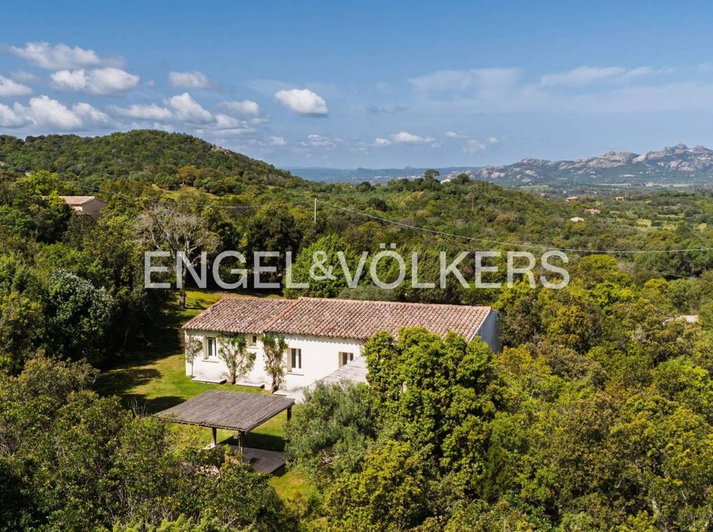 Luxury House for sale in Arzachena, 1 200 000 €, Photo 1