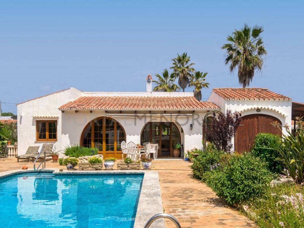 Luxury House for sale in Es Castell, 699 000 €, Photo 1