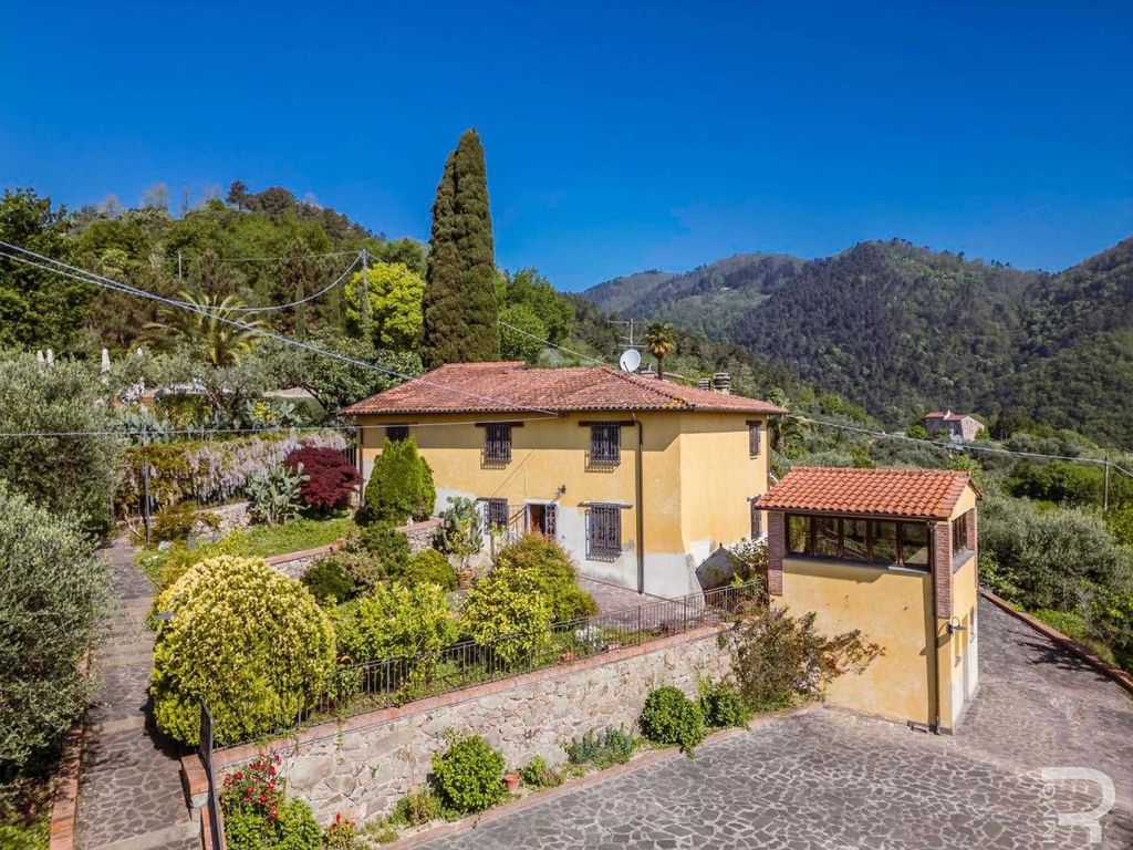 Luxury House for sale in Pescia, 450 000 €, Photo 1