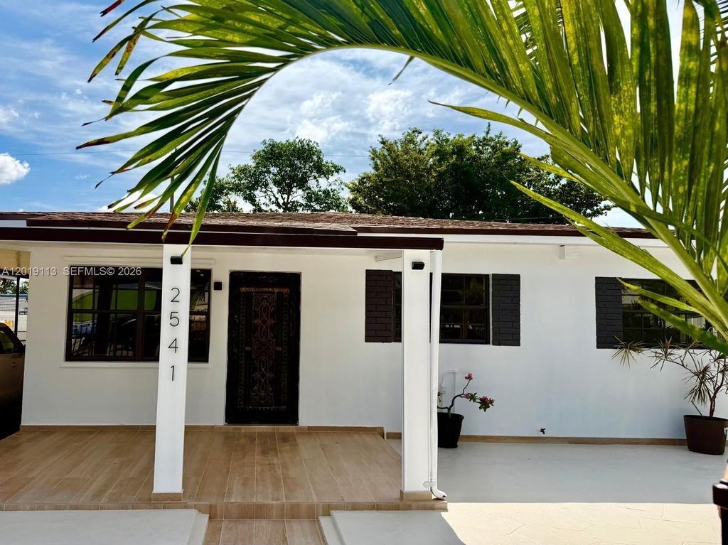 Luxury House for sale in Hialeah, 579 749 €, Photo 1