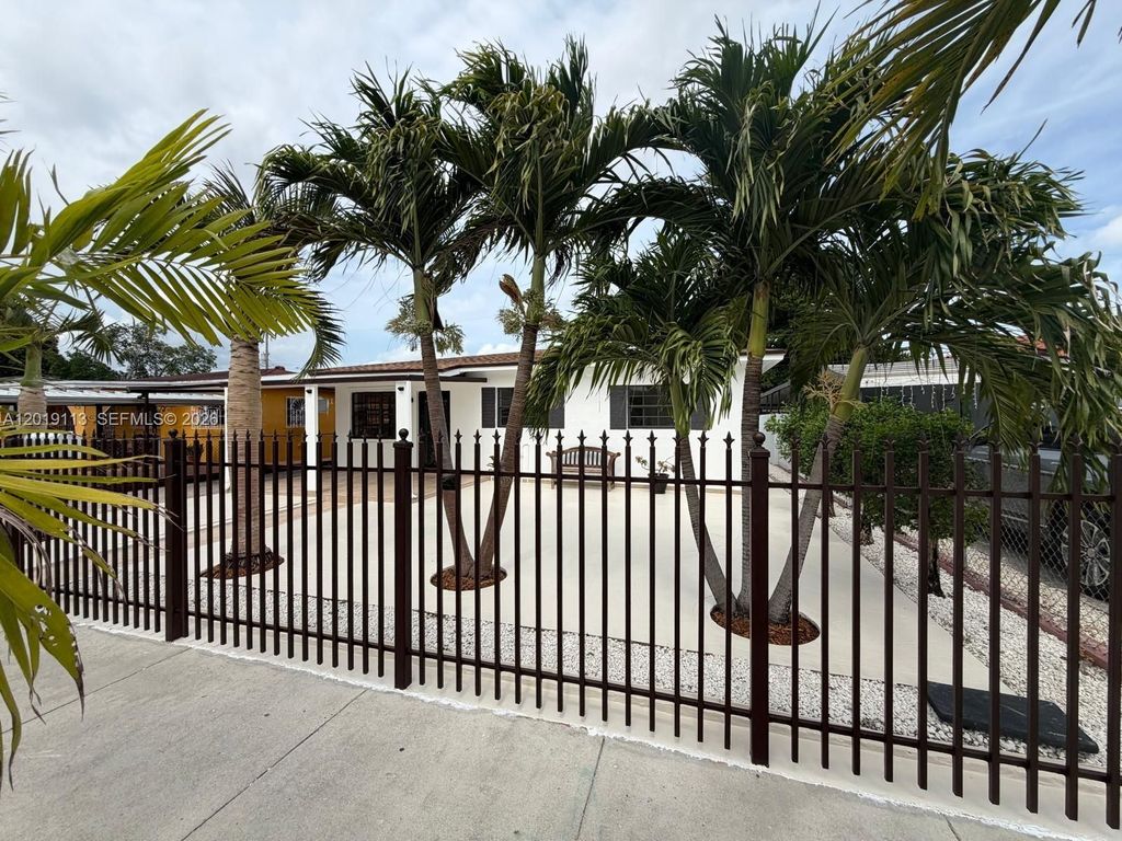 Luxury House for sale in Hialeah, 579 749 €, Photo 2