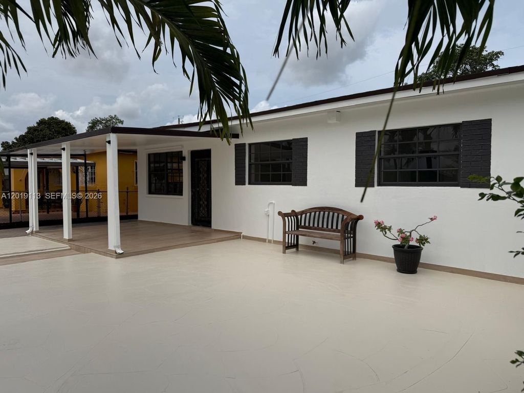 Luxury House for sale in Hialeah, 579 749 €, Photo 3
