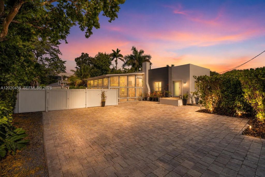 Luxury House for sale in Biscayne Park, 1 338 949 €, Photo 2