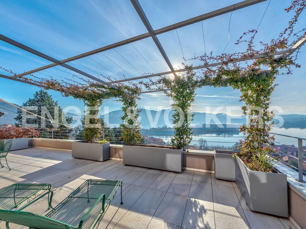Luxury House for sale in Civate, 1 650 000 €, Photo 1