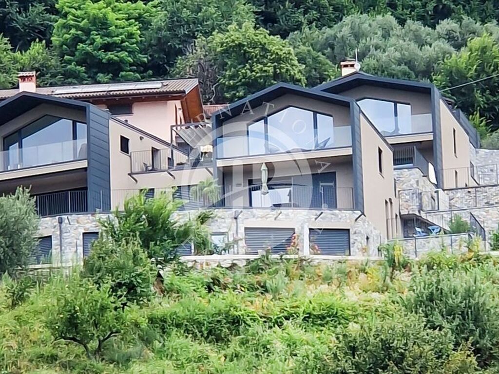 Luxury Apartment for sale in Domaso, 980 000 €, Photo 1