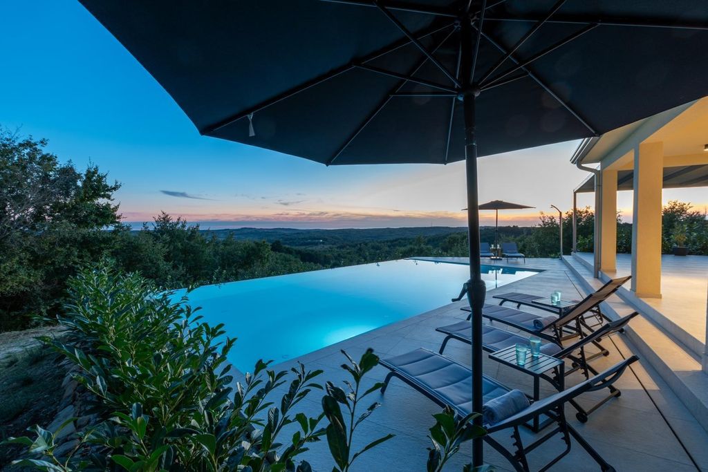 Maison de luxe à vendre à Motovun, 0 €, Photo 1