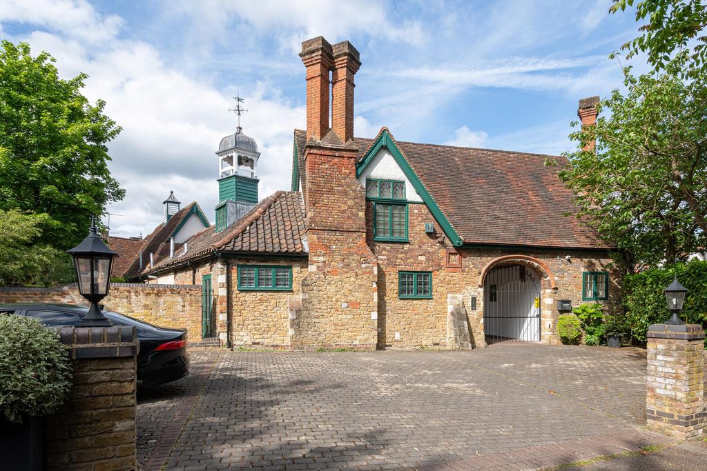 Luxury House for sale in Kingston Upon Thames, 1 003 121 €, Photo 1