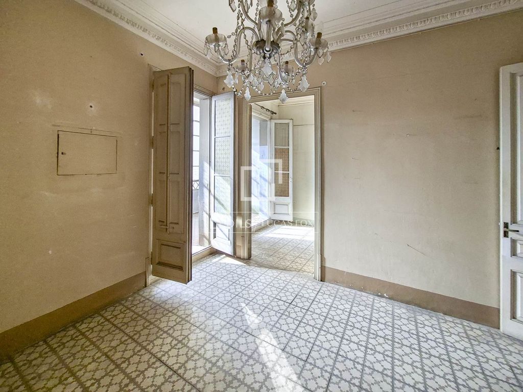 Luxury Apartment for sale in Barri Gòtic, 675 000 €, Photo 3