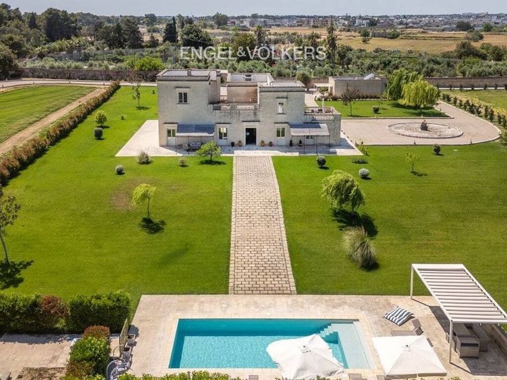 Luxury House for sale in Lizzanello, 1 700 000 €, Photo 1