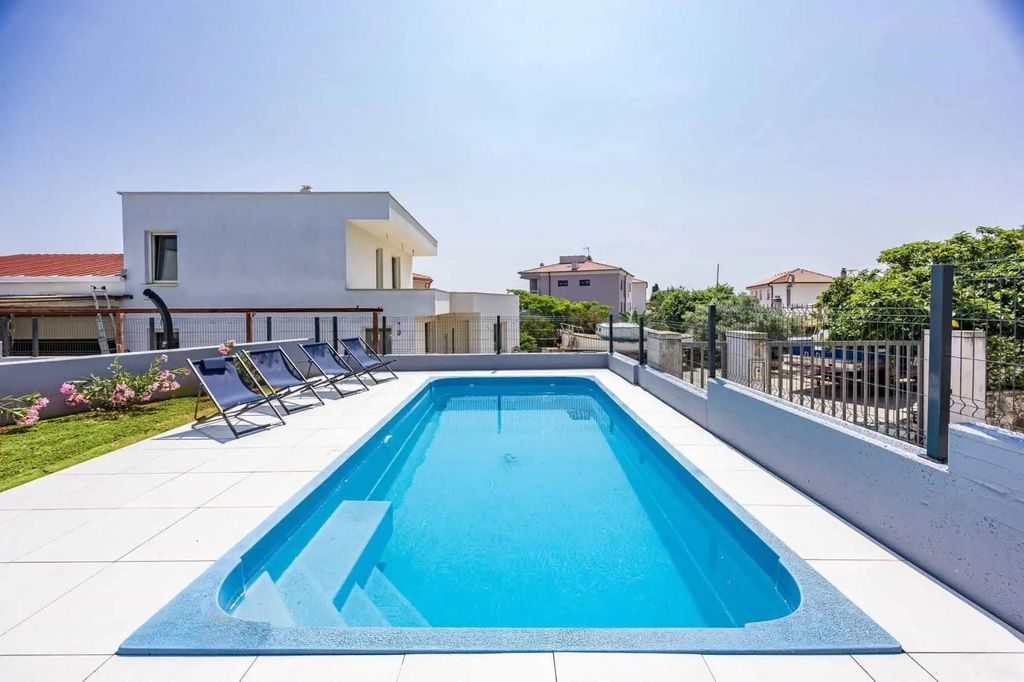 Maison de luxe à vendre à Premantura, 600 000 €, Photo 2
