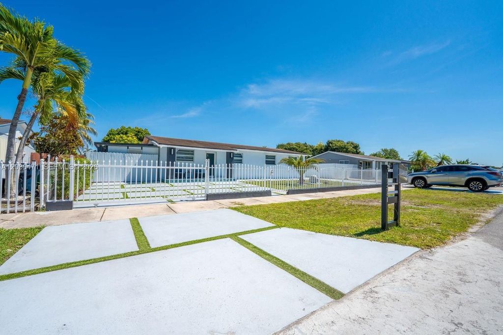 Luxury House for sale in Miami, 637 719 €, Photo 1