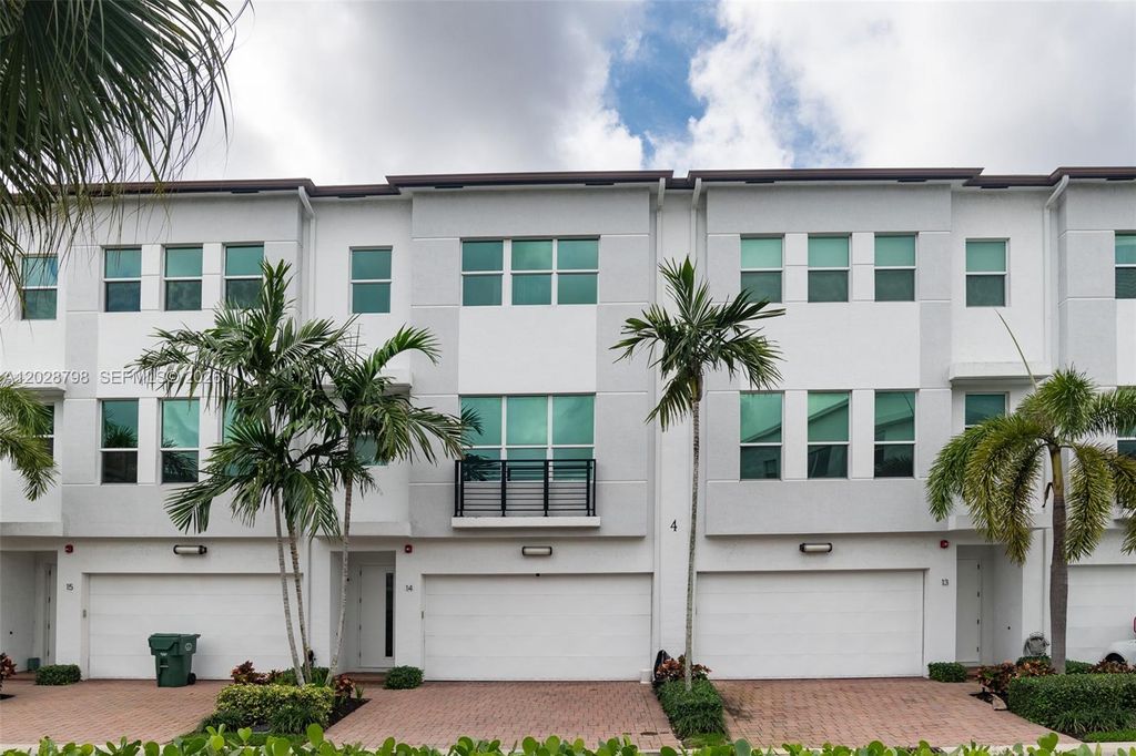 Luxury House for sale in Oakland Park, 763 551 €, Photo 1