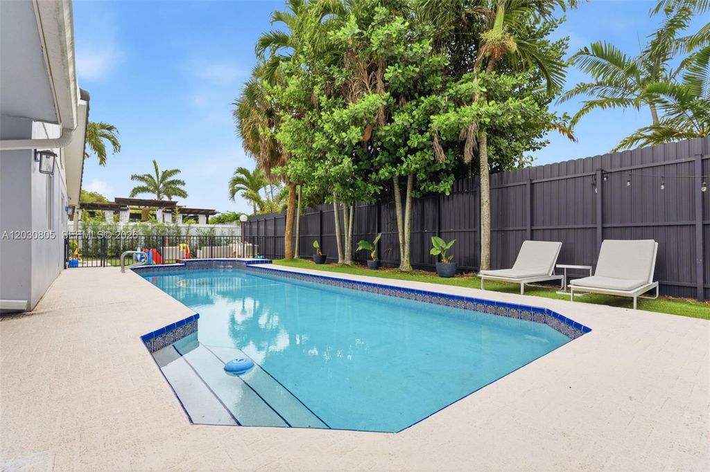 Luxury House for sale in Hialeah, 946 392 €, Photo 1