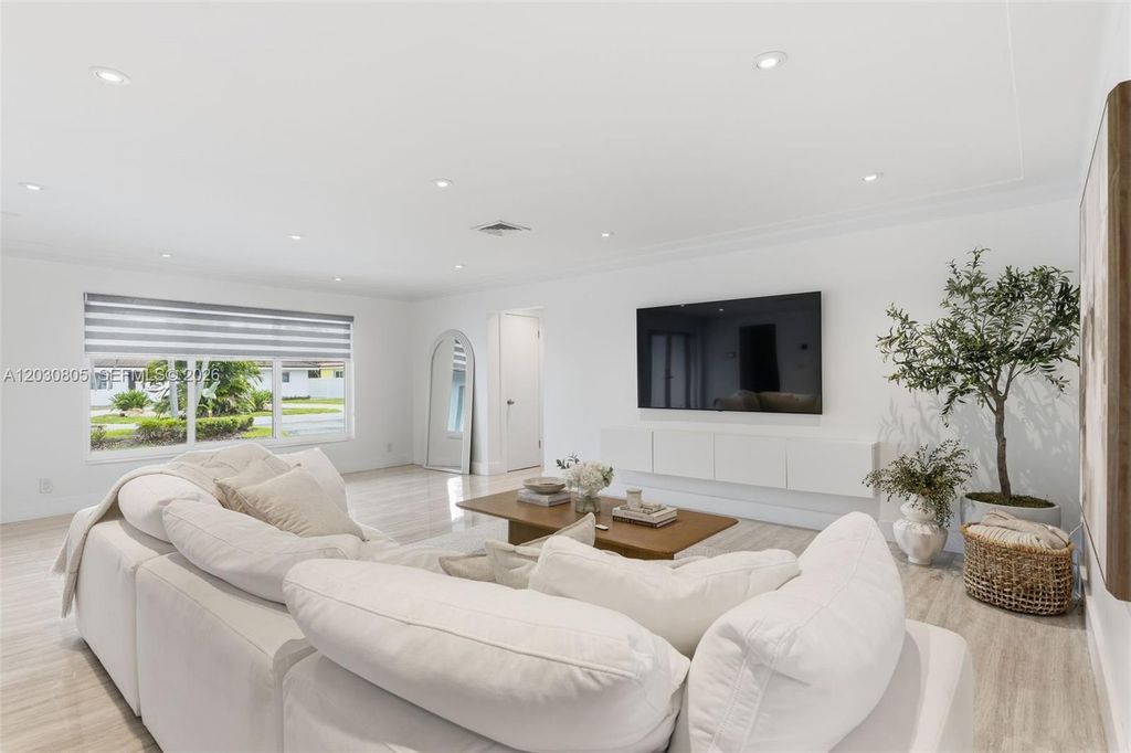 Luxury House for sale in Hialeah, 946 392 €, Photo 4