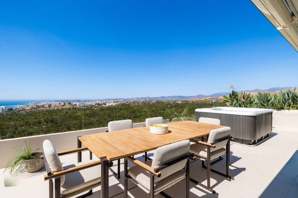Luxury Apartment for sale in Fuengirola, 695 000 €, Photo 2