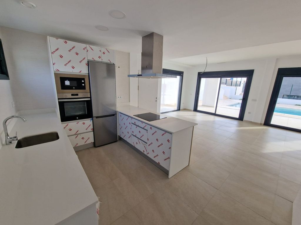 Luxury House for sale in Manilva, 780 000 €, Photo 5