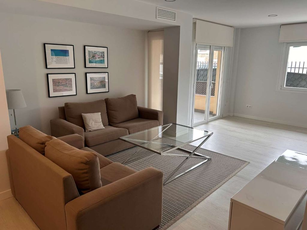 Luxury Apartment for sale in Málaga, 645 000 €, Photo 1