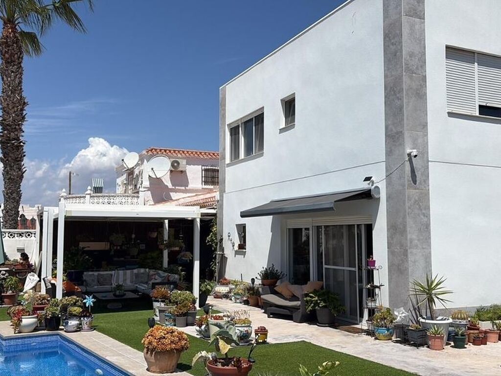 Luxury House for sale in Torrevieja, 464 999 €, Photo 1