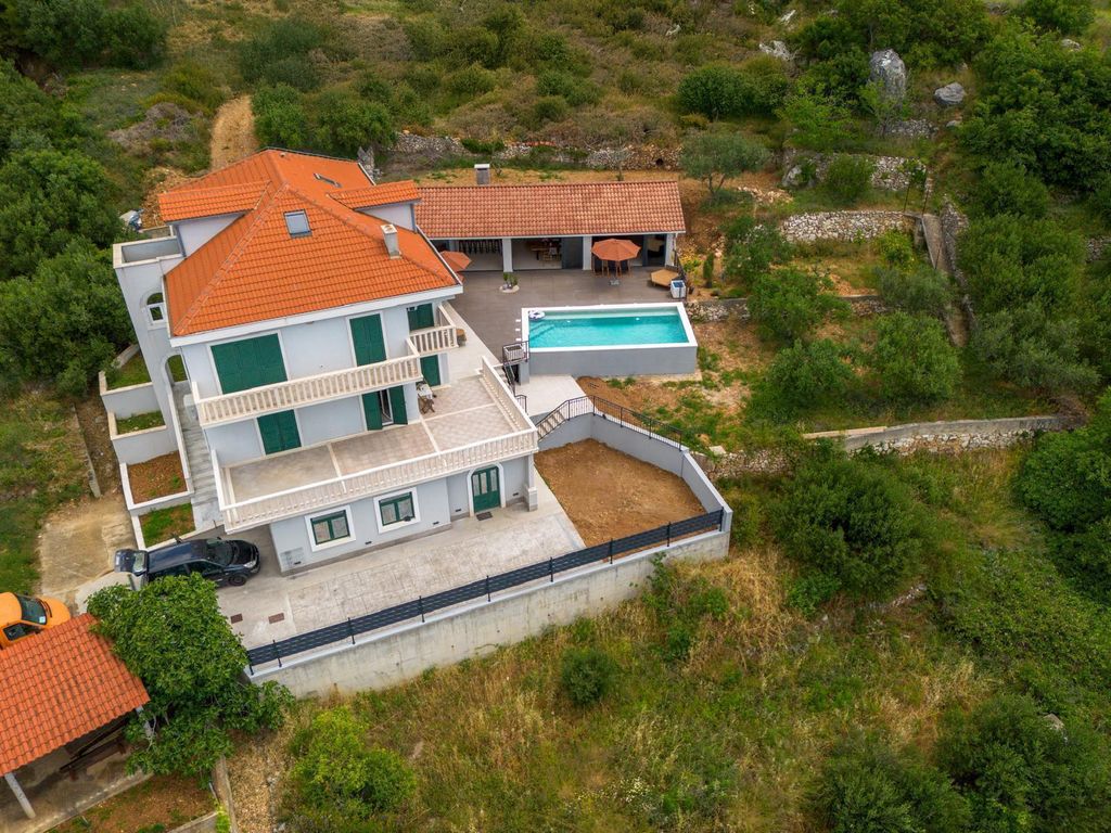 Maison de luxe à vendre à Dugi Rat, 1 390 000 €, Photo 2