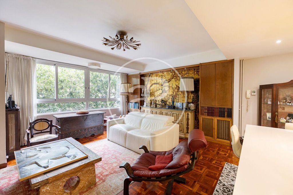 Luxury Apartment for sale in Barcelona, 750 000 €, Photo 2