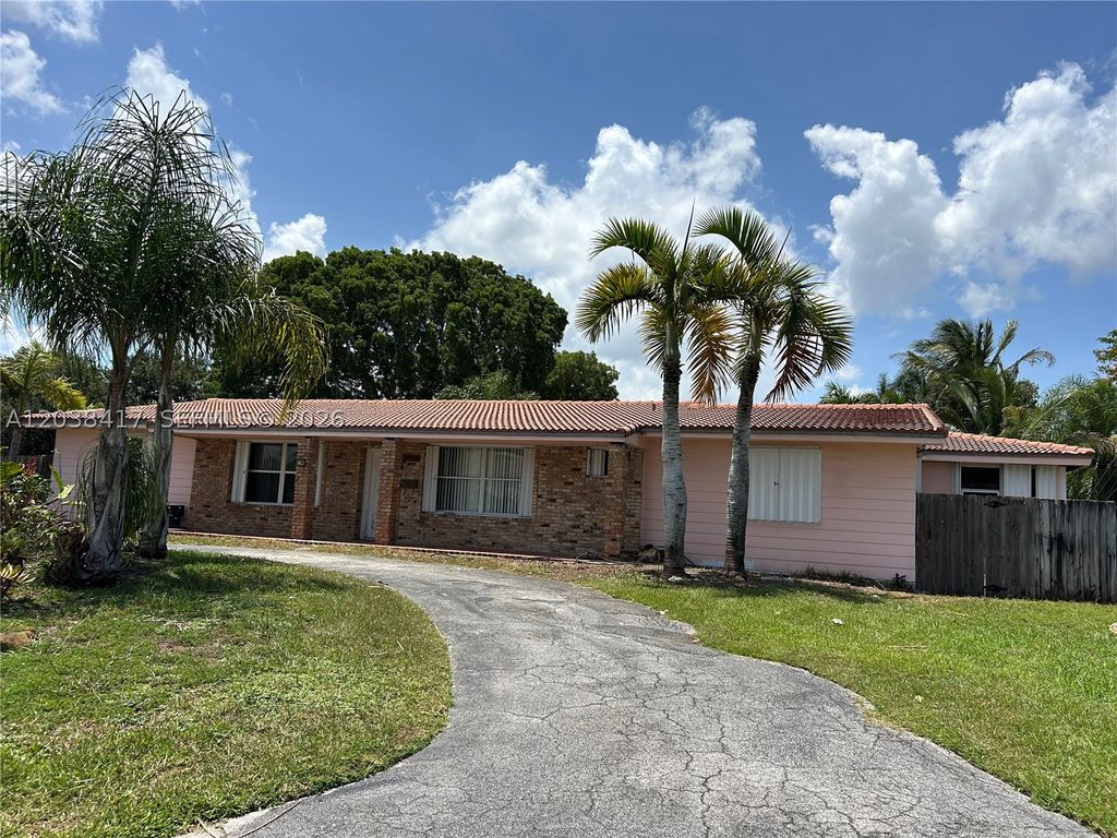 Luxury House for sale in Miami, 946 462 €, Photo 1