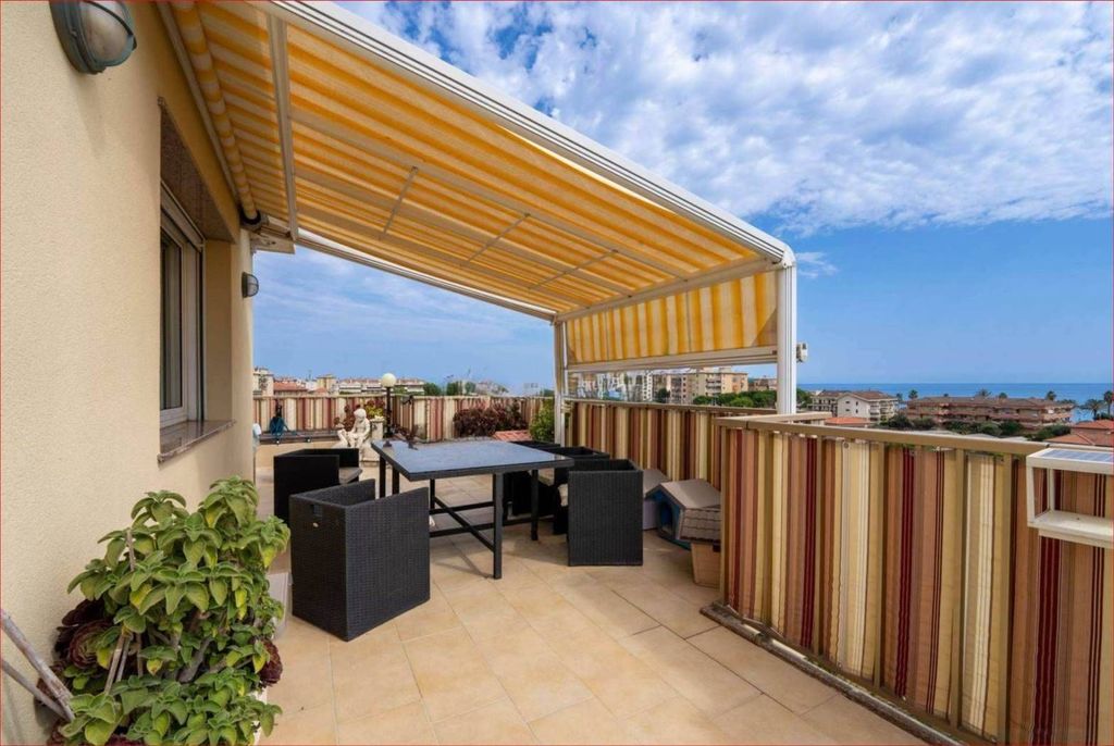 Luxury Apartment for sale in Vallecrosia, 790 000 €, Photo 1
