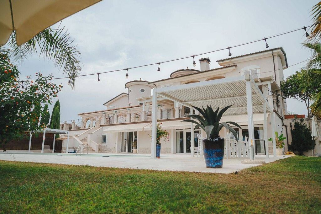Luxury House for sale in Cassino, 980 000 €, Photo 1