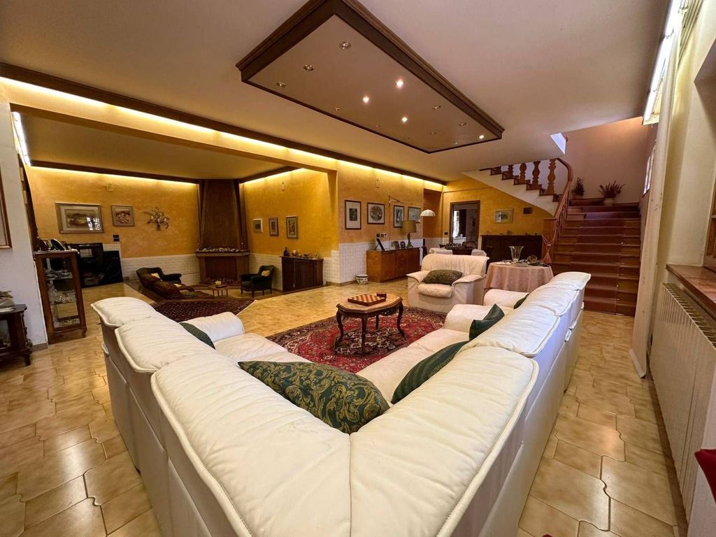 Luxury House for sale in L Aquila, 900 000 €, Photo 1
