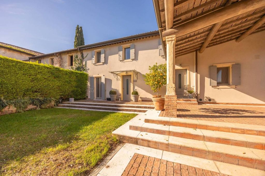 Luxury House for sale in Sommacampagna, 630 000 €, Photo 1